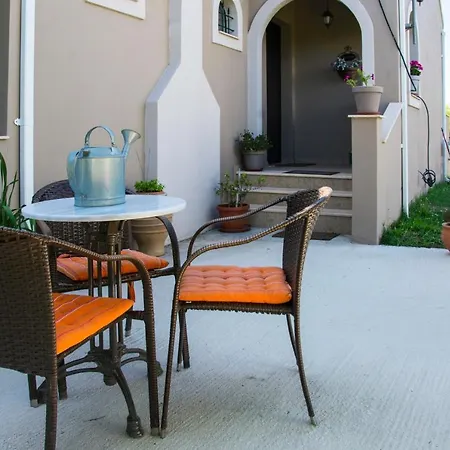 House On The Hill Apartment *